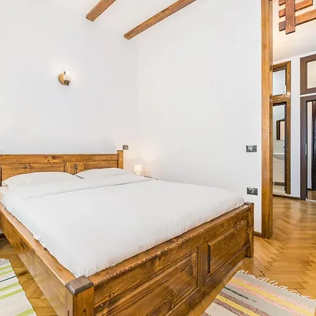 Rustic Star Old Town 3* בראשוב