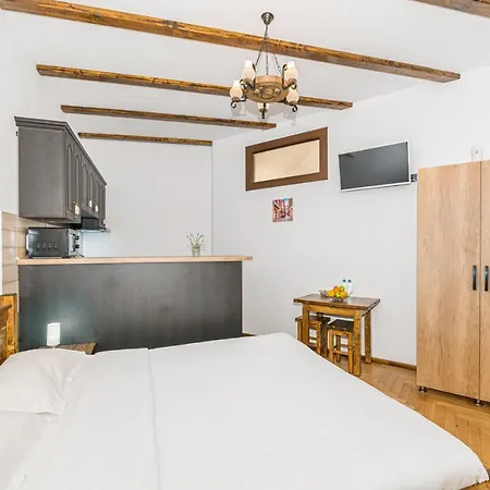 בית הארחה Rustic Star Old Town 3*