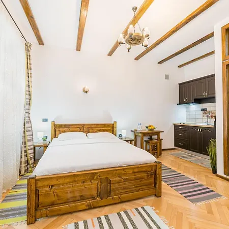 Rustic Star Old Town 3* בראשוב